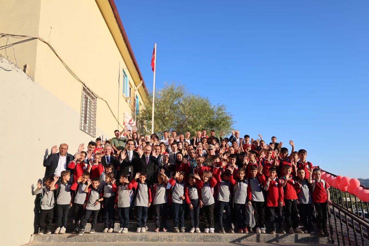 📍 #Eruh / Dağdöşü Köyü Şehitler Kütüphanesi Hizmete Açıldı!

Valimiz Sayın <a href="/Dr_KemalKzlkaya/">Dr. Kemal KIZILKAYA</a> ’nın katılımıyla, İçişleri Bakanlığı Sivil Toplumla İlişkiler Genel Müdürlüğü tarafından finanse edilen ve ‘Yeşeren Gençlik Derneği’ tarafından hazırlanan proje kapsamında Eruh- Dağdöşü