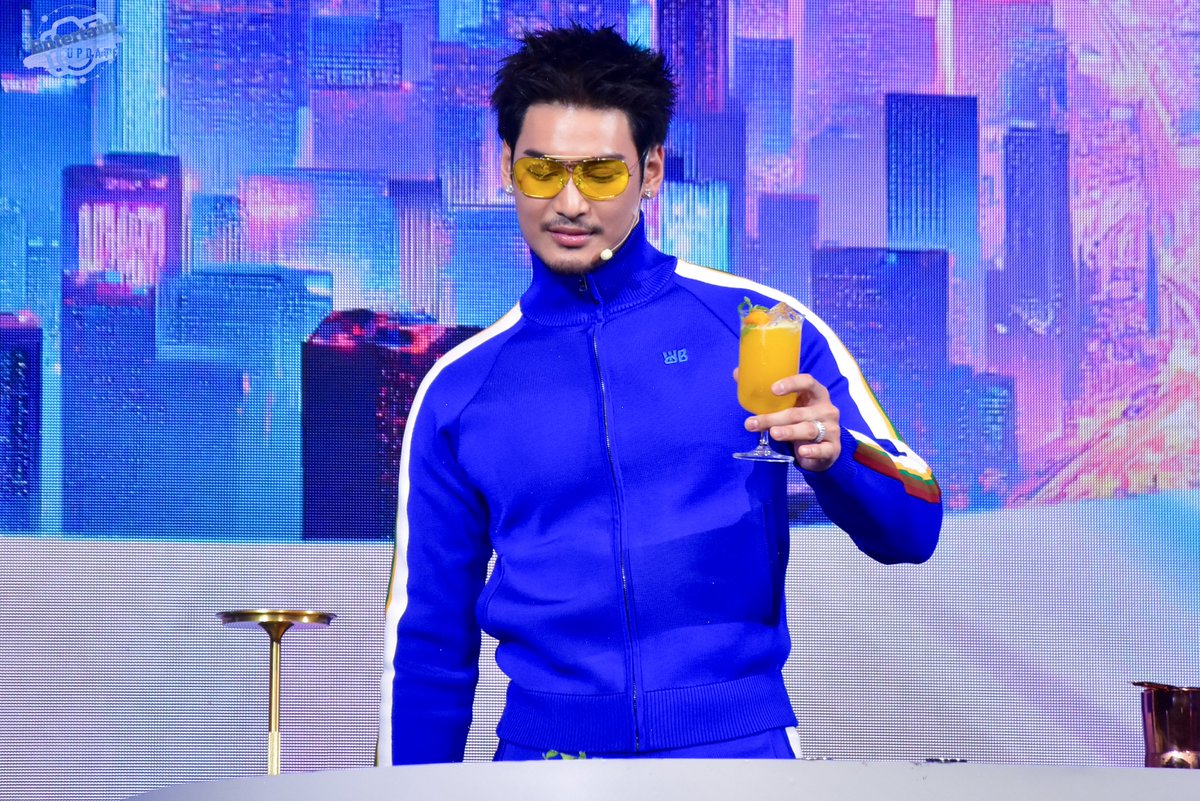 ลีลาการชงเครื่องดื่มของบาร์เทนเดอร์สุดหล่อ "อาโป ณัฐวิญญ์" เสิร์ฟให้ผู้โชคดีในงาน “KING POWER 36th ANNIVERSARY DELIGHTS &amp; SURPRISES"  ฉลองครบรอบ 36 ปี

#POWERPASSxAPONattawin
#ChillnTalkAPONattawin 
#ApoNattawin   
#36thAnniversaryDelightsAndSurprises
#POWERPASS #KingPower