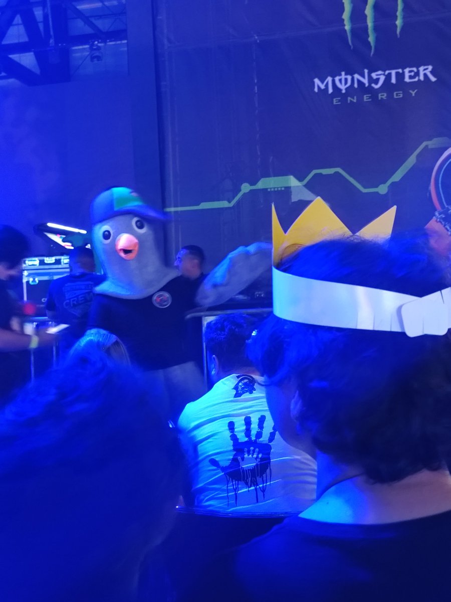 Do nada uma pomba no meio do concerto da Playstation.  Incrível. 

#BGS25 #bgs