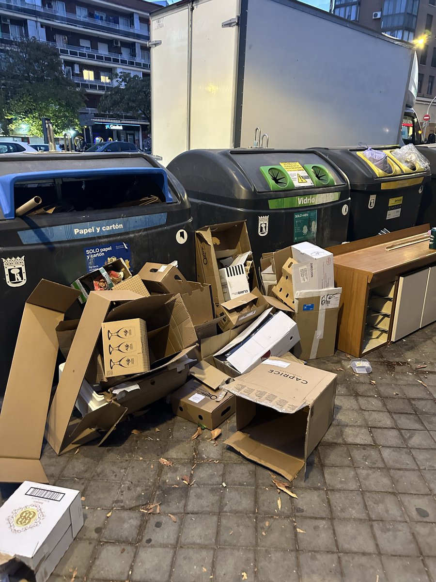 Qué bonico Madrid.  <a href="/MadridDecadente/">MADRID DECADENTE</a> <a href="/Lineamadrid/">Línea Madrid</a> 📍Plaza de Almodóvar