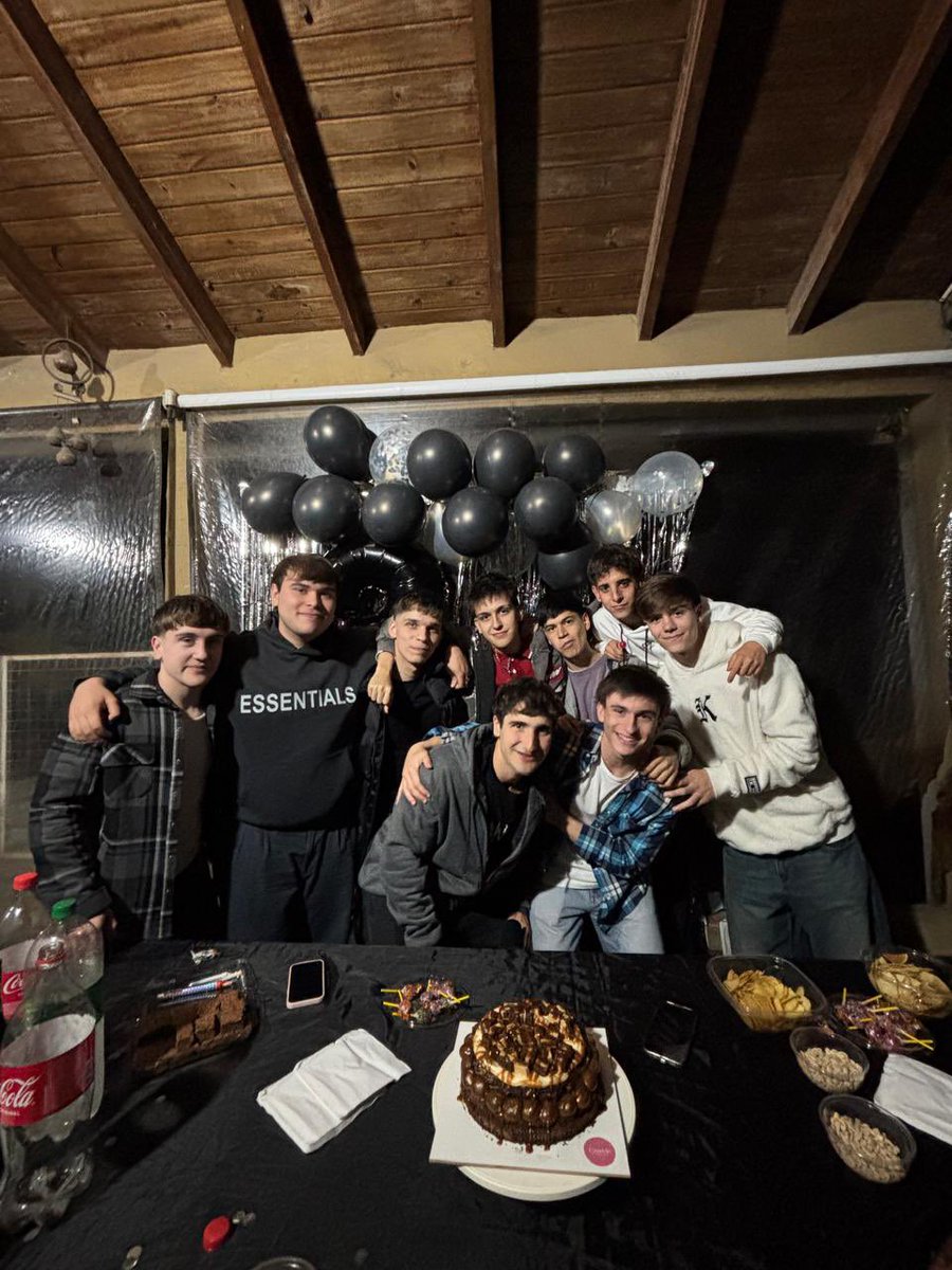 jesuuq's tweet photo. Lamentablemente solo tengo una respuesta cuando me proponen un plan. El sí se me escapa de la boca. Felizmente una de esas veces fue juntarme con 8 desconocidos. Hoy desconozco lo que era yo antes de ellos. https://t.co/DX1VNZH9LZ