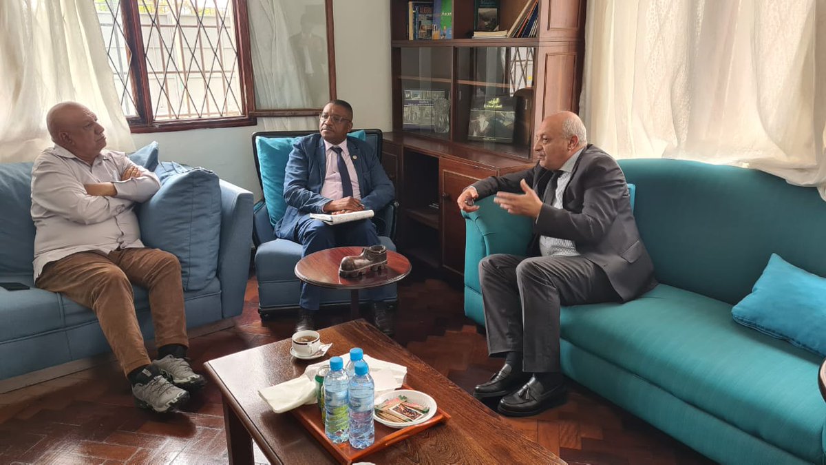 Ambalgmaputo's tweet image. استقبل صبيحة اليوم سعادة السفير مالك جعود محافظ سوفالا بجمهورية موزمبيق.

وقد شكّل هذا اللقاء فرصة لتبادل وجهات النظر حول سبل تعزيز التعاون الثنائي، خاصة في ضوء الاتفاقيات الموقعة مؤخرًا بين البلدين في عدد من المجالات الحيوية.