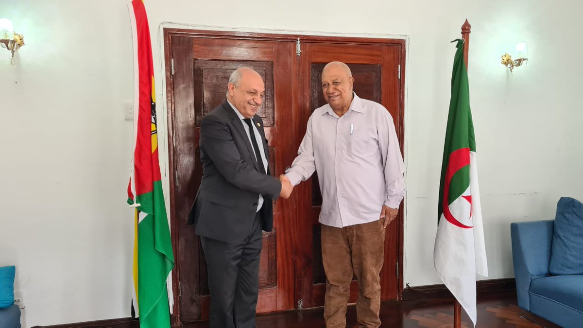 Ambalgmaputo's tweet image. استقبل صبيحة اليوم سعادة السفير مالك جعود محافظ سوفالا بجمهورية موزمبيق.

وقد شكّل هذا اللقاء فرصة لتبادل وجهات النظر حول سبل تعزيز التعاون الثنائي، خاصة في ضوء الاتفاقيات الموقعة مؤخرًا بين البلدين في عدد من المجالات الحيوية.