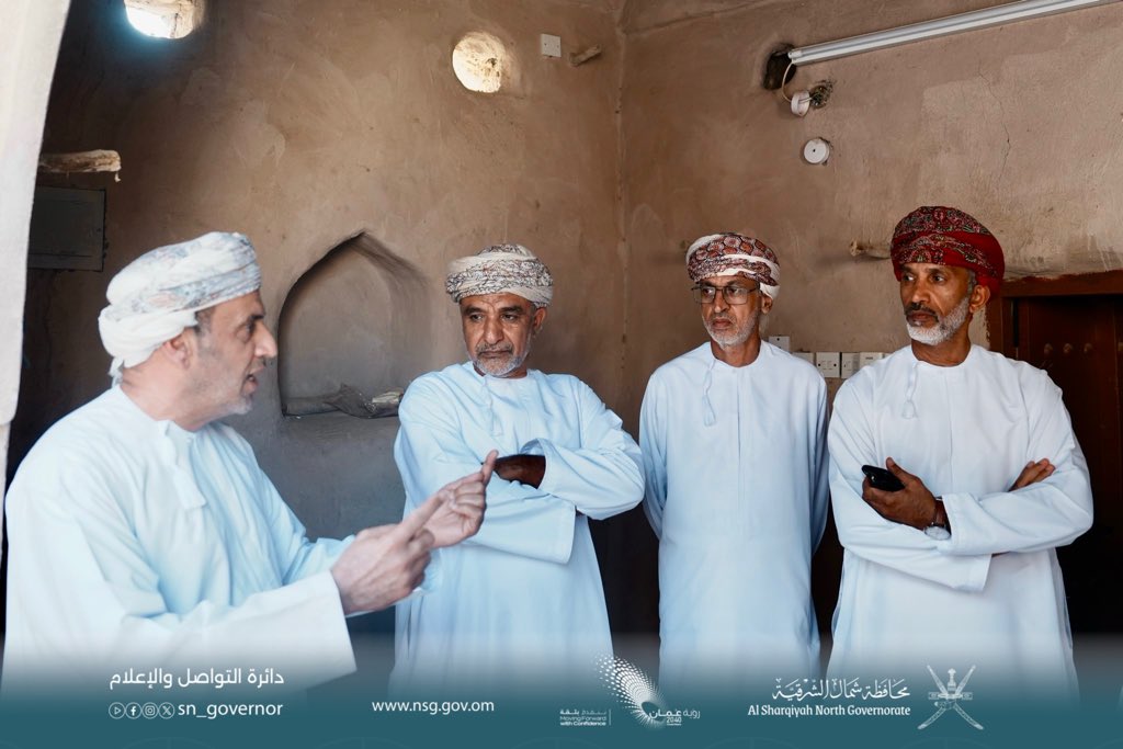 SN_Governor's tweet photo. بهدف تسليط الضوء على الموروث التاريخي والمعماري العريق؛
زار وفد جمعية الصحفيين العُمانية حارات سناو القديمة بولاية #سناو، التي تُعد من أبرز المعالم التراثية في #محافظة_شمال_الشرقية، حيث تعكس الأصالة العُمانية وعمق التاريخ الإنساني للمكان.

#شراكة_إعلامية_للتنمية_شمال_الشرقية https://t.co/RYlyOeKIK4