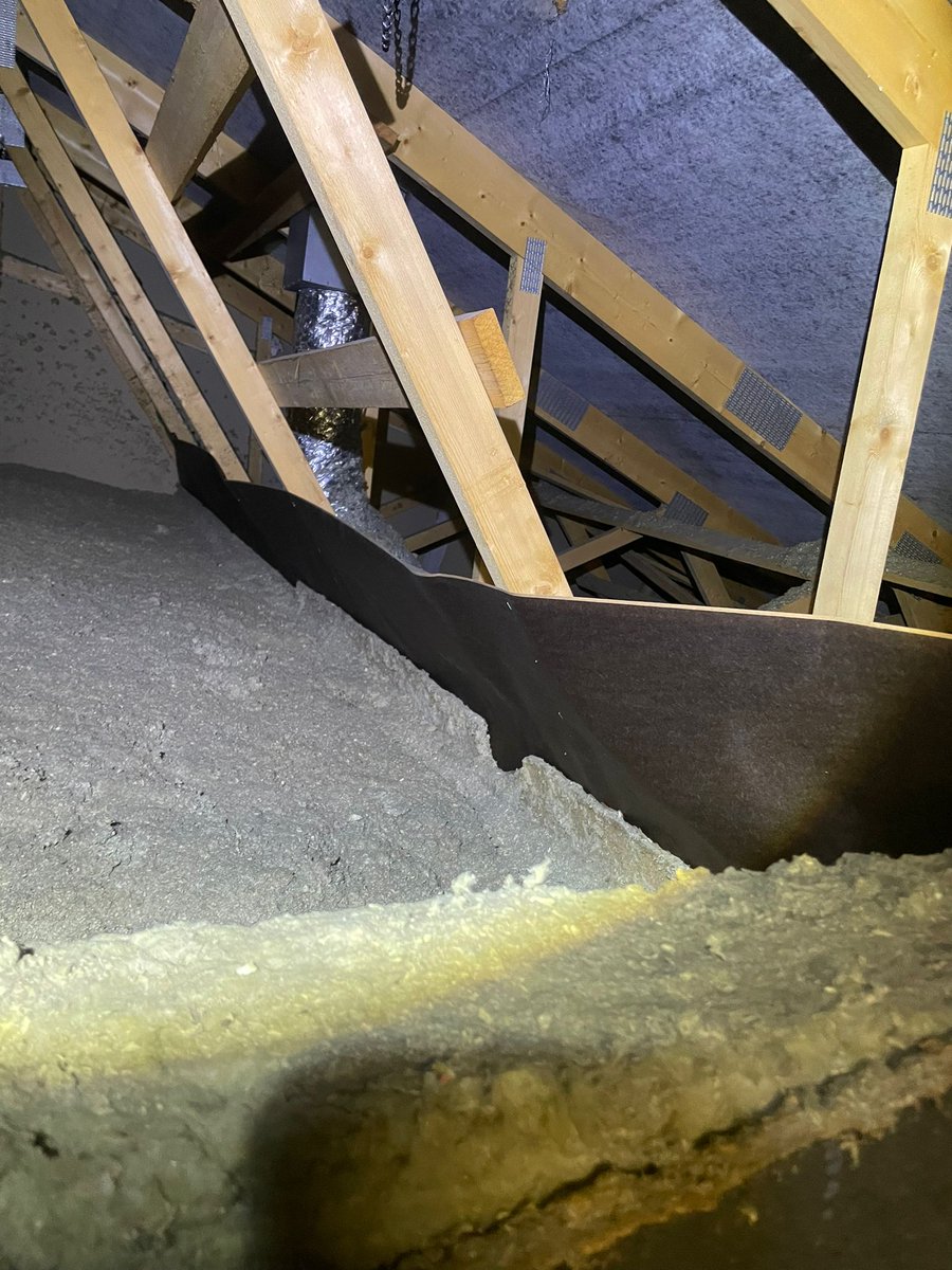 Suuri puhallus.
Huomenna laitetaan yläkaton tiivistys astetta paremmalle tolalle meidän yhtiössä ❄️🌬🐑🐑🐑