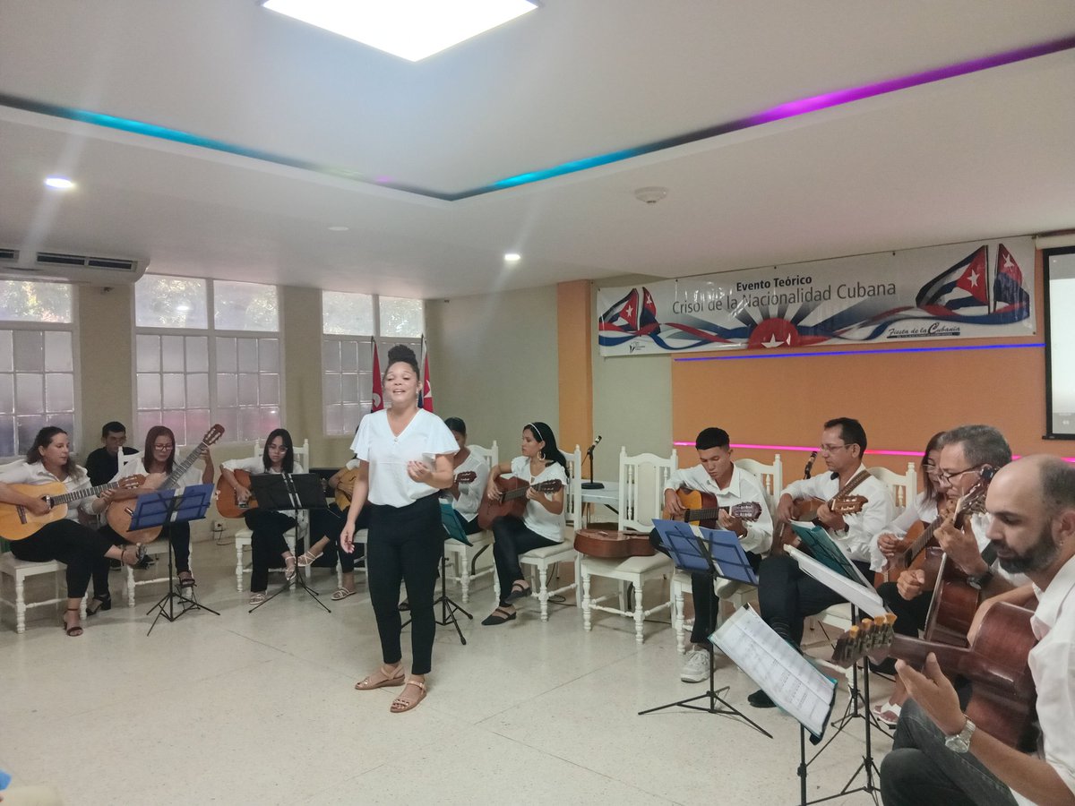 Entre la buena música cubana con la orquesta de guitarras Liras Bayamesas, queda inaugurada la 33 Edición del Evento Teórico Crisol de la Nacionalidad Cubana: Pasión de Patria y Revolución, en esta #31FiestaDeLaCubanía2025 
#LaPatriaEnMiVoz 
#CubaEsCultura 
📷 Sucel Fajardo