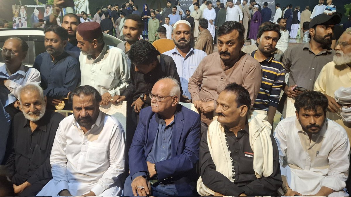 MIqbalRW's tweet photo. شہید محترمہ بے نظیر بھٹو کی جمہوری جدوجہد کا عزم آج بھی جمہور کے دلوں میں 
زندہ ہے۔
@BBhuttoZardari @BakhtawarBZ
@AseefaBZ @WaqarMehdiPPP1 
 #SalaamShuhadaEKarsaz https://t.co/NdF4d8X6Ur