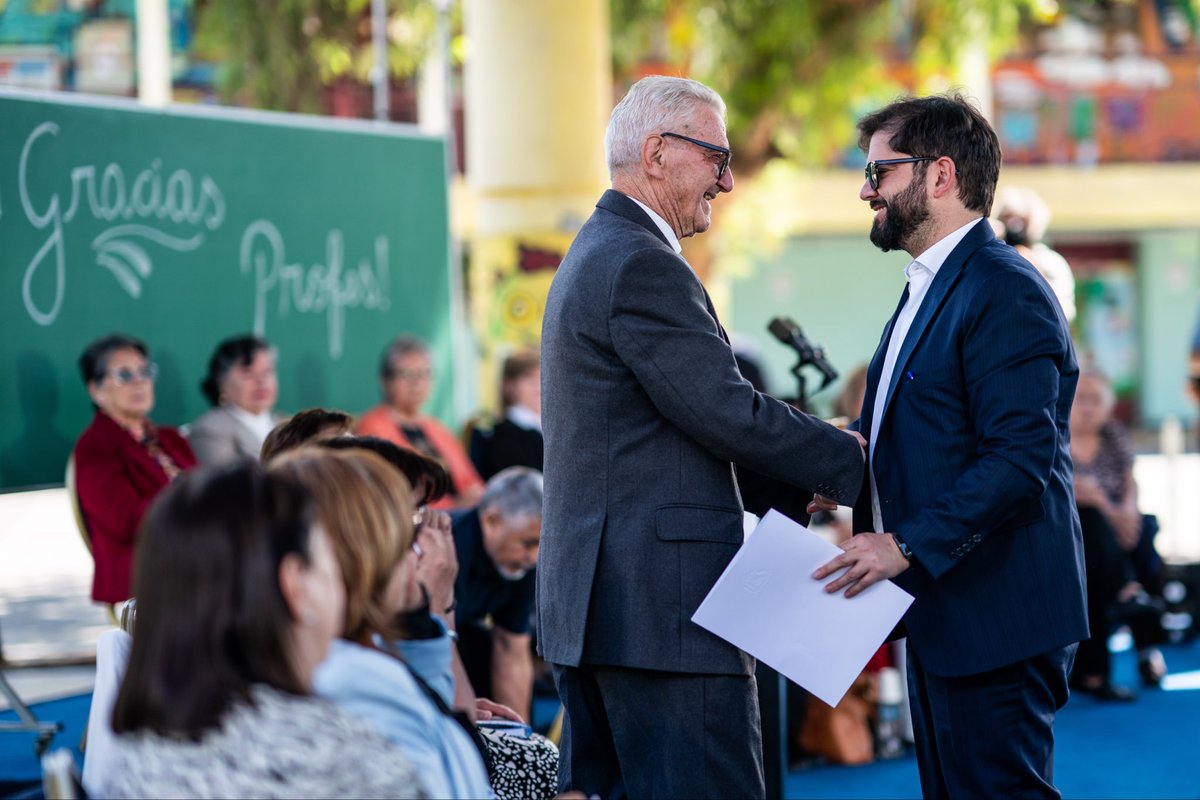 Después de más de 40 años de espera, Chile comienza a saldar una deuda que no es solo económica, sino profundamente justa y ética. Hoy se inicia el pago de la solución a la Deuda Histórica a profesoras y profesores que dedicaron su vida a educar.

Este acto no borra el pasado,