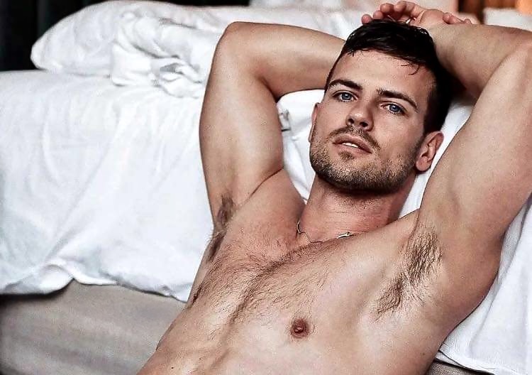 ⧩ 

Alex Sewal「in bed」