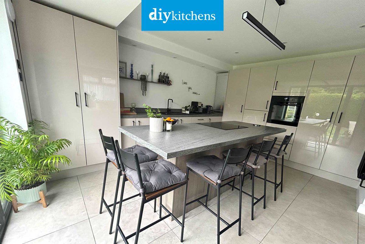 DIY_Kitchens's tweet photo. 🌟 Geri &amp; Russell from Preston shows us their completed Innova Altino Cashmere &amp; Cento Grey Vicenza Oak #kitchen, supplied by DIY Kitchens (Ref:4166) - https://t.co/lMhkfaX2cQ

Visit https://t.co/mDGIyY2X5f to see how much you could save on your dream kitchen!

#altino #highgloss https://t.co/s6SGVJArvM