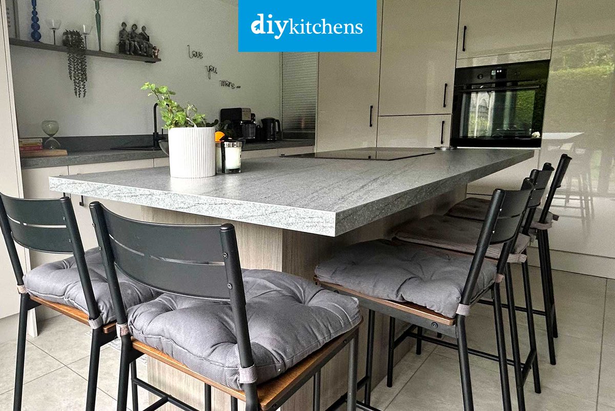 DIY_Kitchens's tweet photo. 🌟 Geri &amp; Russell from Preston shows us their completed Innova Altino Cashmere &amp; Cento Grey Vicenza Oak #kitchen, supplied by DIY Kitchens (Ref:4166) - https://t.co/lMhkfaX2cQ

Visit https://t.co/mDGIyY2X5f to see how much you could save on your dream kitchen!

#altino #highgloss https://t.co/s6SGVJArvM