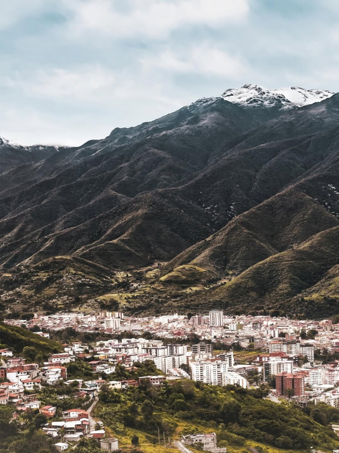 “Vista panorámica de Mérida, Venezuela (2019).
La ciudad andina y la majestuosa Sierra Nevada cubierta de nieve —un espectáculo que nadie olvida. ❄️🏔️

📷 (<a href="/ronalromero/">Ronal Romero</a>)