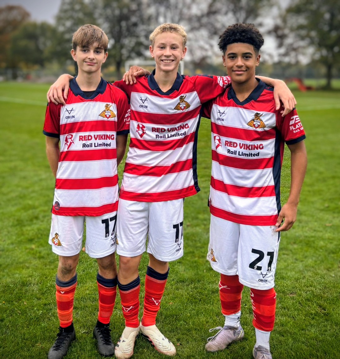 Many congratulations to our trio of U15 players who made their debut for the U18s in this afternoon's win over Harrogate Town.

(l-r) Harry Hird, Dylan Hartley and Rohan Chabvonga.

#DRFC #MadeInDoncaster