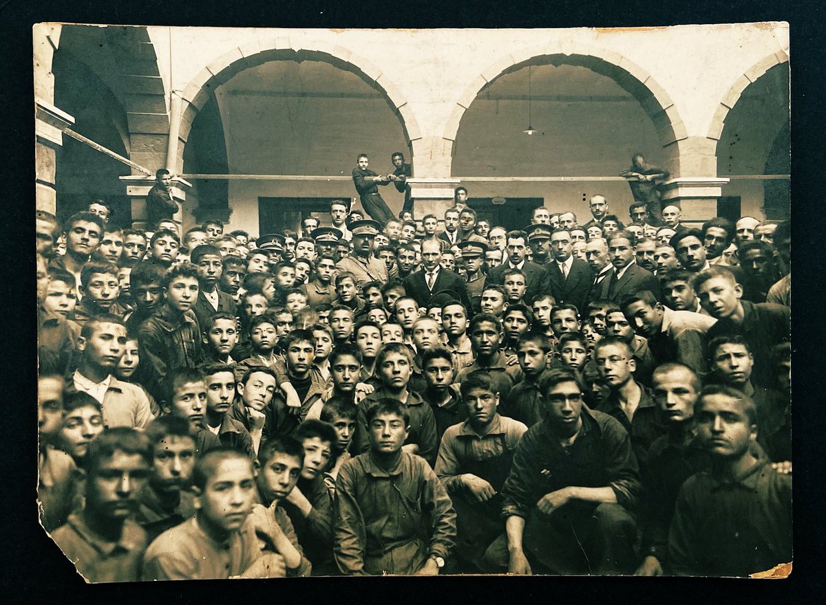 Reisicumhur Gazi Mustafa Kemal Paşa İzmir’de Bölge Sanat Okulu'nda ögrencilerin arasında . (14 Ekim 1925) #Atatürk 100 yıl önce