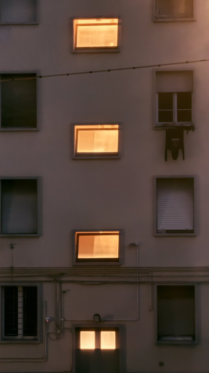 Anormale9's tweet image. Come mi piace vedere le luci accese nei palazzi e immaginare la vita degli altri. Sopratutto alle prime luci del mattino.