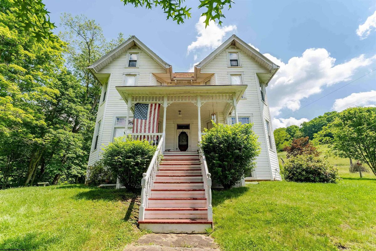 AmandaPJones's tweet photo. Owners also accrue home equity that can be used to finance home repairs, education, or other expenses – or can be turned into reverse mortgages for senior citizens. https://t.co/FfmmDOLomQ https://t.co/s3wY9iWU1g