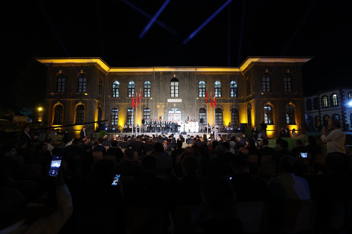 Günün yoğun temposunu, Kültür ve Turizm Bakanlığımız tarafından Türkiye Kültür Yolu Festivali etkinlikleri kapsamında düzenlenen Antakya Medeniyetler Korosu konserinde vatandaşlarımızla birlikte izleyerek geride bıraktık.

Farklı inanç ve kültürlerin ortak sesi olan bu anlamlı