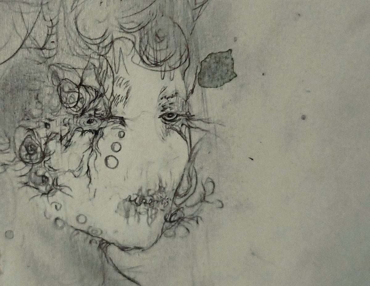 killikir's tweet image. рисовала узоры.
узоры приняли очертания чего-то гуманоидного и теперь смотрят на меня с презрением.