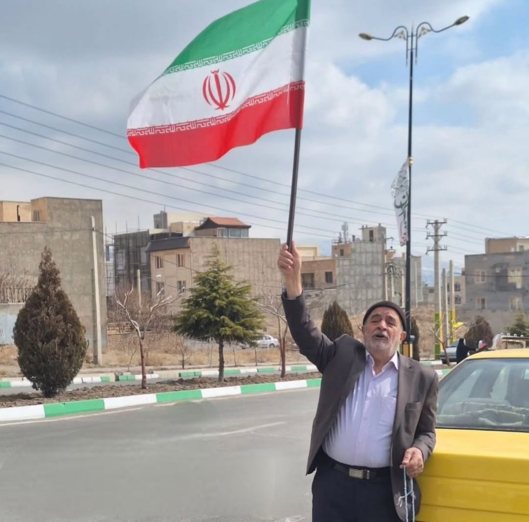 Pouri2022's tweet image. زوال عقلی یعنی، بنز و کادیلاک زیر پات رو آتیش بزنی و الان راننده تاکسی بشی و برای در آوردن خرج و مخارج توله سگ‌هات پرچم خایه‌مالی رو وسط خیابون بکشی بیرون