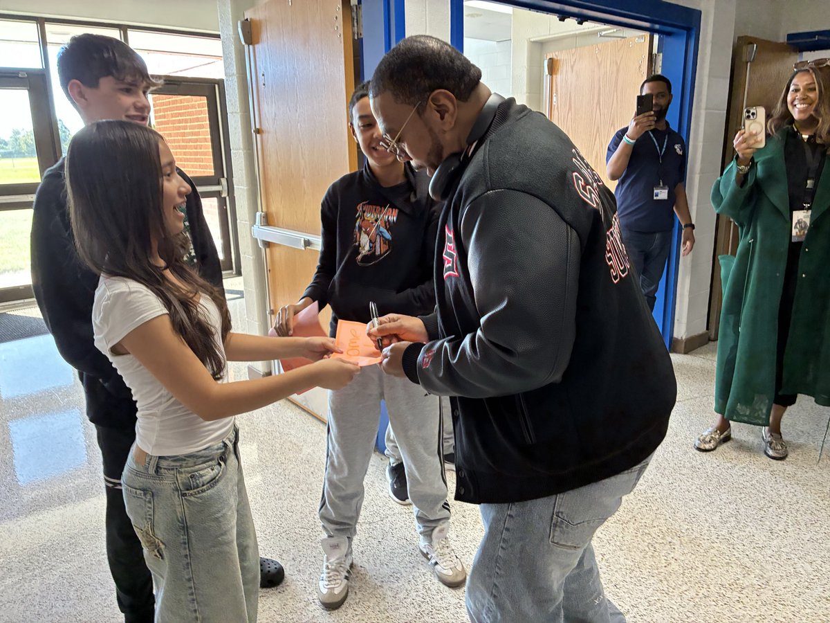 vbschools's tweet image. Welcome home, #Timbaland and Team!

@CPES4LIFE, @SalemSharkTank, and @SalemHSVB rolled out the welcome mat for their own today.

Stay tuned for more on Timbaland’s Homecoming…

#WeAreVBSchools #VBCPSProud #TimbalandWay #TimbalandWayWeekend