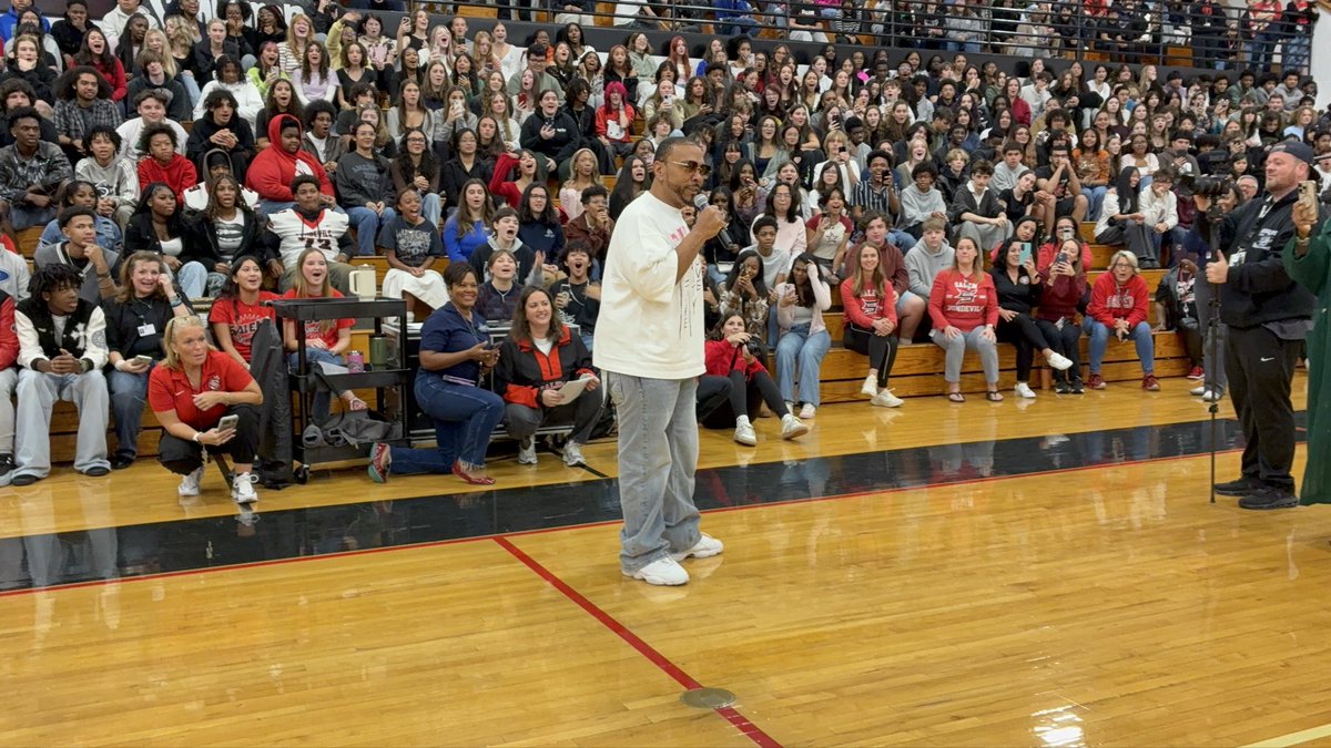 vbschools's tweet image. Welcome home, #Timbaland and Team!

@CPES4LIFE, @SalemSharkTank, and @SalemHSVB rolled out the welcome mat for their own today.

Stay tuned for more on Timbaland’s Homecoming…

#WeAreVBSchools #VBCPSProud #TimbalandWay #TimbalandWayWeekend