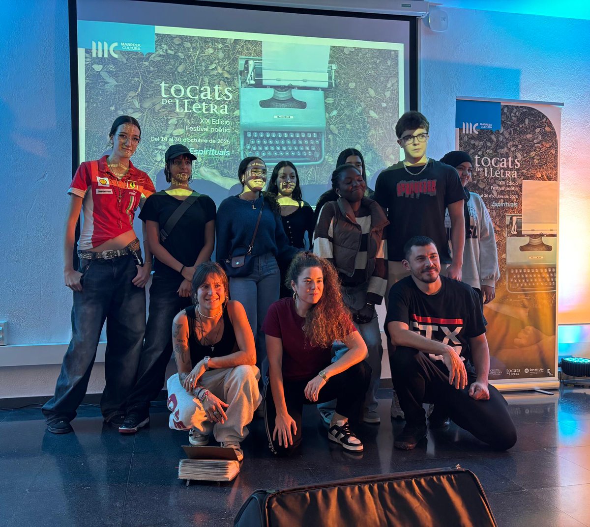 bmanresaab's tweet photo. "Un plaer compartir moments,
gràcies per recolzar la cultura hip hop,
perquè totes som referents
i som d’un mateix lloc.”
@VerSembrant 🫶🏼💜#Elane #Bittah #Kovitch
#tocatsdelletra #manresa #Bibliotequesxbm #bibliotequesbbm #hiphop #poesia #bibliotequescat https://t.co/JY9QRz07d2