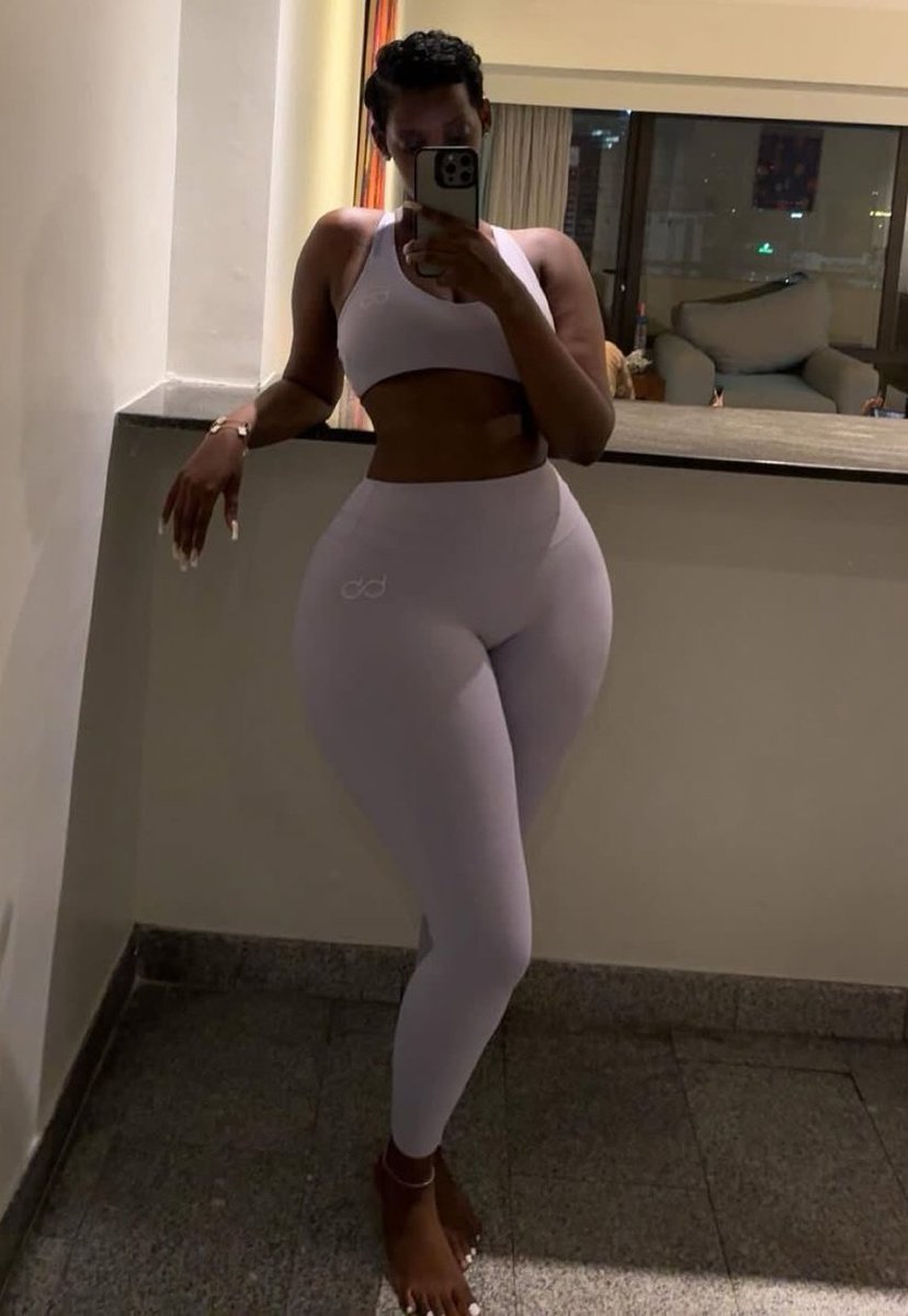 Cyancute's tweet image. No man can leave a woman built like this ☺️