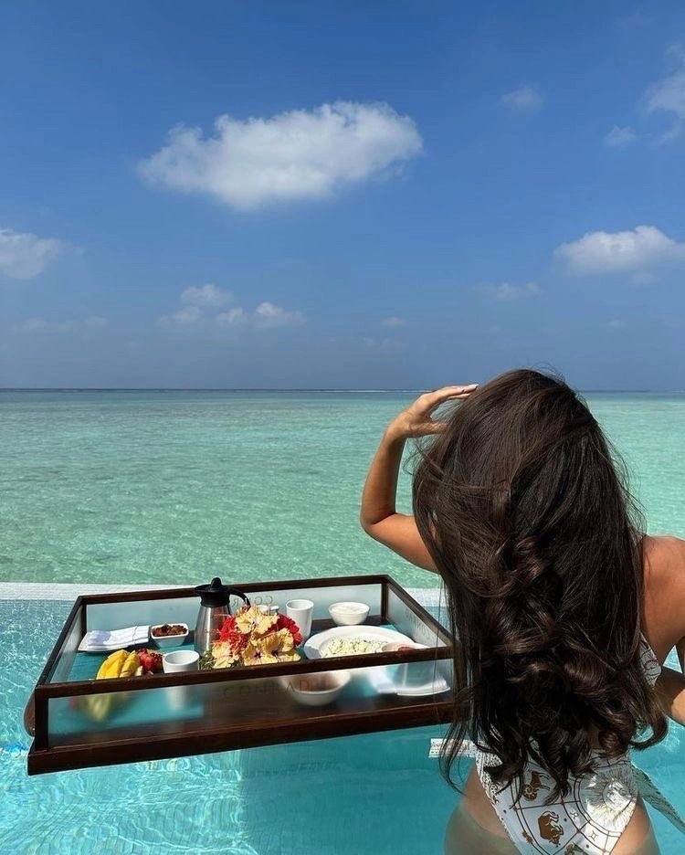 انا واختي اذا سافرنا😋🤭