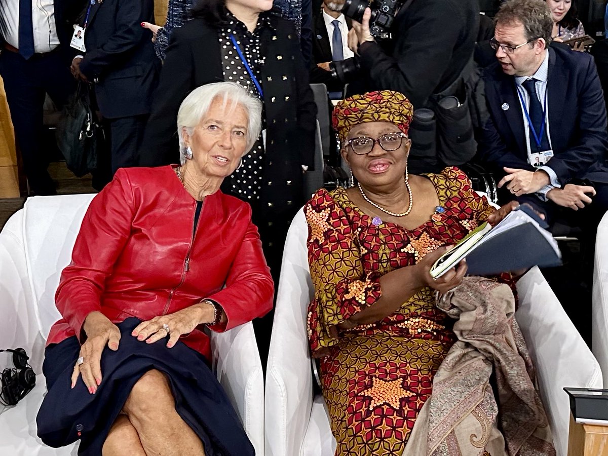 Lagarde's tweet image. Great to see so many familiar faces on the sidelines of today’s International Monetary and Financial Committee (IMFC) meeting!
A big thank you as always to the IMF team who put in so much work behind the scenes.
#IMFMeetings