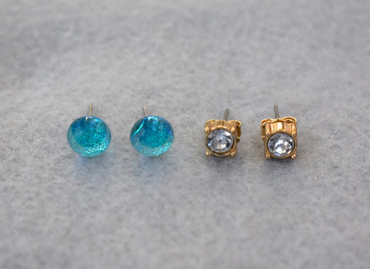 LynnErinsmom's tweet photo. https://t.co/dCOsFrCDjE
#VintageJewelry #VintageFashion #StudEarrings #2PairEarrings #RhinestoneEarrings #LotOf2 #DichroicGlassEarrings #WomenTeenGirls #GiftForHer #HighClassHighway https://t.co/4r78R0oL39