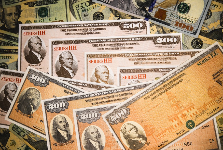 🧵 2025: The Hidden Crisis in U.S. Treasuries — and Why It Matters More Than Ever

Something big is happening beneath the surface.

Hedge funds, banks, and retirement accounts are quietly holding up the U.S. Treasury market — while foreign demand evaporates.

Let’s unpack the