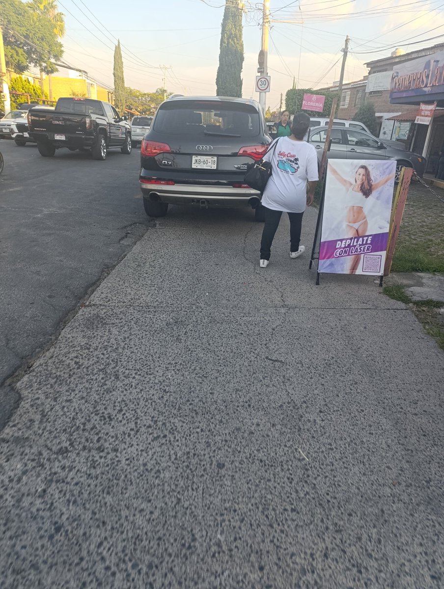 polanco_soy's tweet photo. Todos los días por Prolongación Rio Blanco Entre San Isidro y Paredes Arias, es lo mismo. Carros obstruyendo la banqueta o motos agarrándola de calle. @Trafico_ZMG @ZapopanGob @JuanJoseFrangie https://t.co/gWplEAMuCe