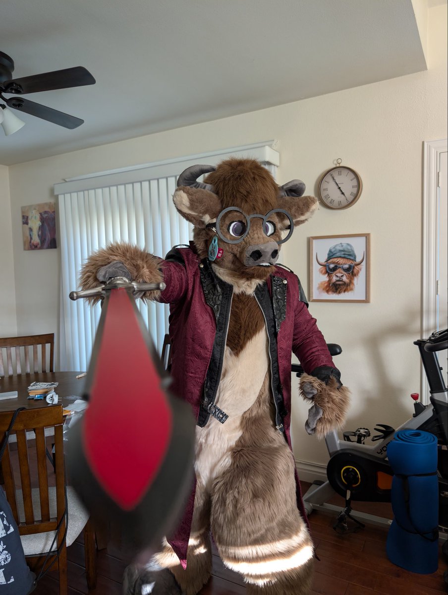 Happy #FursuitFriday and early Halloween! 🎃 I recently played through most of the Devil May Cry series so I wanted to dress up ;3 Thanks to <a href="/OwenTheMoo/">THE MOO FARM 🥛🐮</a>  for the pictures!