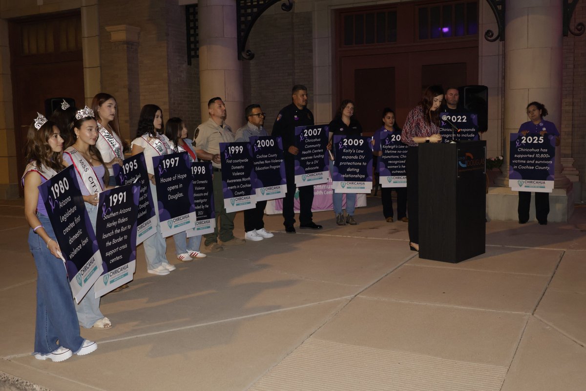 ConsulMexDou's tweet photo. El Consulado de México en Douglas participó en la Caminata y Vigilia en honor a las víctimas y sobrevivientes de la violencia doméstica. 
Agradecemos la invitación y reafirmamos nuestro compromiso con la comunidad.
#SBS @cityofdouglasaz @CCHCI1 https://t.co/gKiMJS4fHI