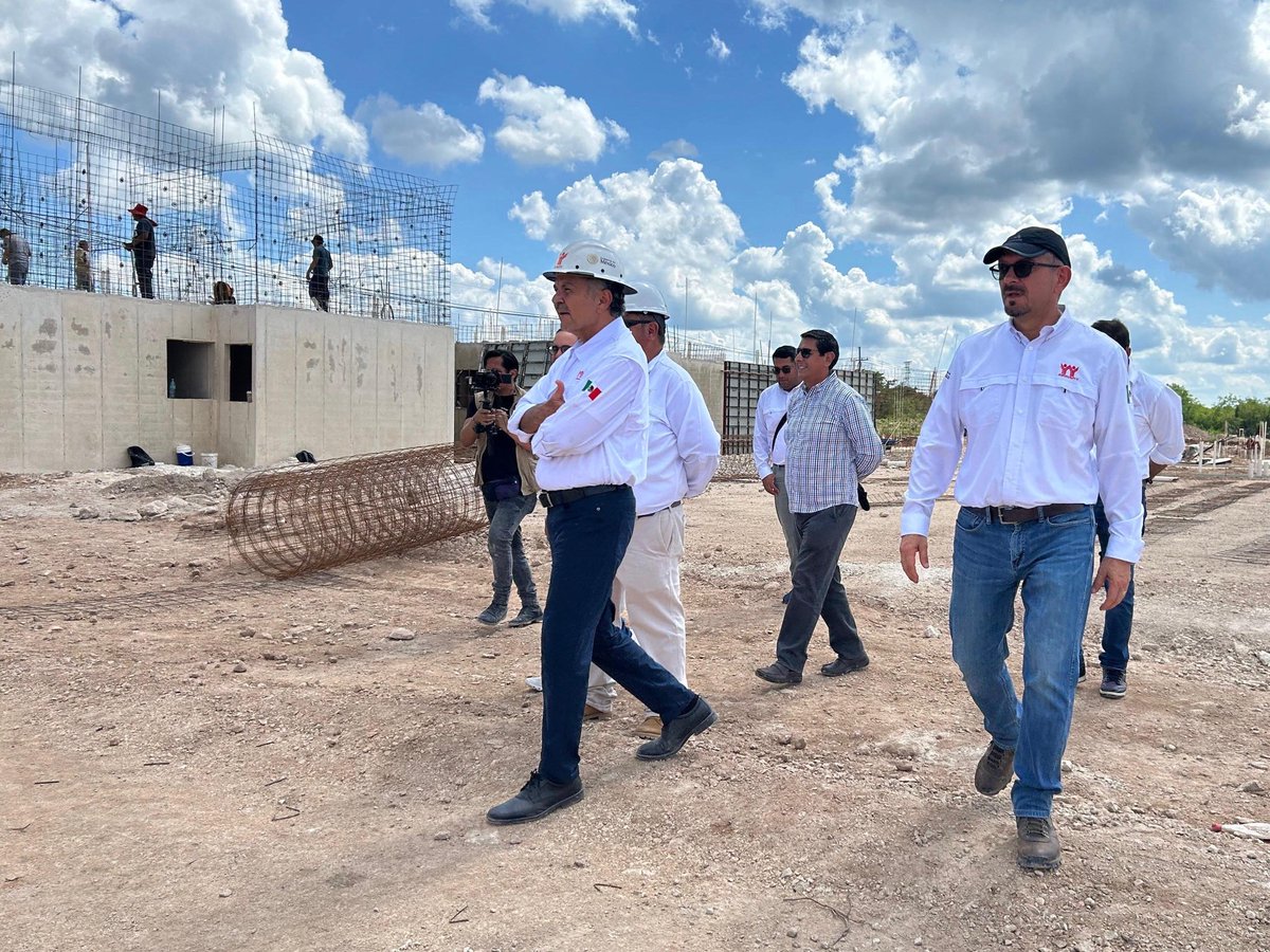 OctavioRomero_O's tweet photo. En gira de trabajo por Yucatán, visitamos el desarrollo Los Girasoles, en Kanasín, junto al gobernador @huachodiazmena, para supervisar los avances de obra del programa #ViviendaParaElBienestar, impulsado por la Presidenta @Claudiashein, donde se construyen 2 mil 488 viviendas.

Más tarde visitamos los predios San Marcos, en Mérida, y Punta Cruz Eco, en Umán, para ver cómo avanza la construcción de casas y departamentos de 60 metros cuadrados, con servicios y áreas verdes, que mejorarán la calidad de vida de las familias yucatecas. 

En Yucatán, con ayuda del gobierno estatal y los municipios, ya están en edificación 13 mil 834 viviendas en Umán, Mérida, Kanasín, Progreso, Tizimín y Ticul. Estas forman parte de la meta de 40 mil casas que se levantarán en los próximos seis años. El objetivo es claro: asegurar el derecho a una vivienda adecuada para las y los derechohabientes del @Infonavit que ganan entre uno y dos salarios mínimos. 

#2doPiso4T #ConstruyendoJuntos #InfonavitEnYucatán