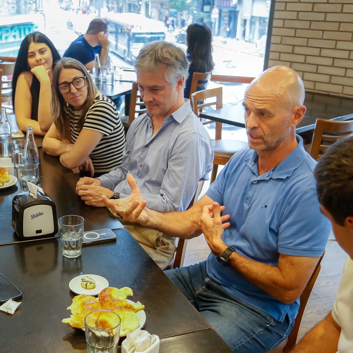 Con Guillo Dietrich a una semana de la elección clave para la ciudad y la Argentina. Hoy estuvimos en Retiro, hablamos con vecinos y comerciantes. Claro que hay problemas, pero la mayoría tiene en claro lo que está en juego es decisivo y que votar a fuerzas alternativas es votar