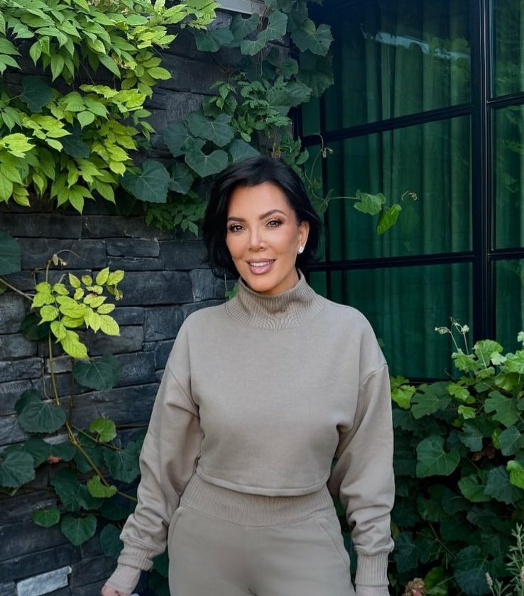 Kris look like Kim on the left and Kourtney on the right