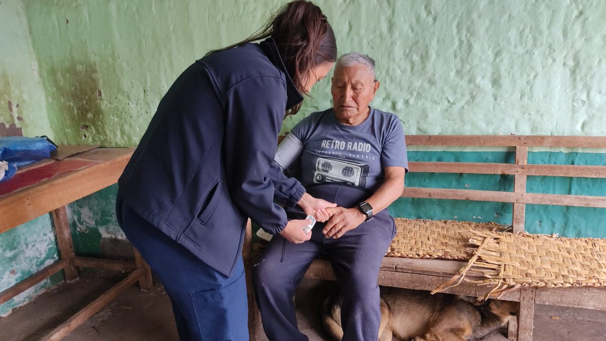 SaludImbabura's tweet photo. #Imbabura | Desde el  #Distrito10D02 seguimos fortaleciendo el primer nivel de atención. Nuestros equipos de atención integral de salud recorren las comunidades realizando visitas domiciliarias para brindar atención médica, seguimiento y acompañamiento a los grupos prioritarios https://t.co/w8BJZhHigc