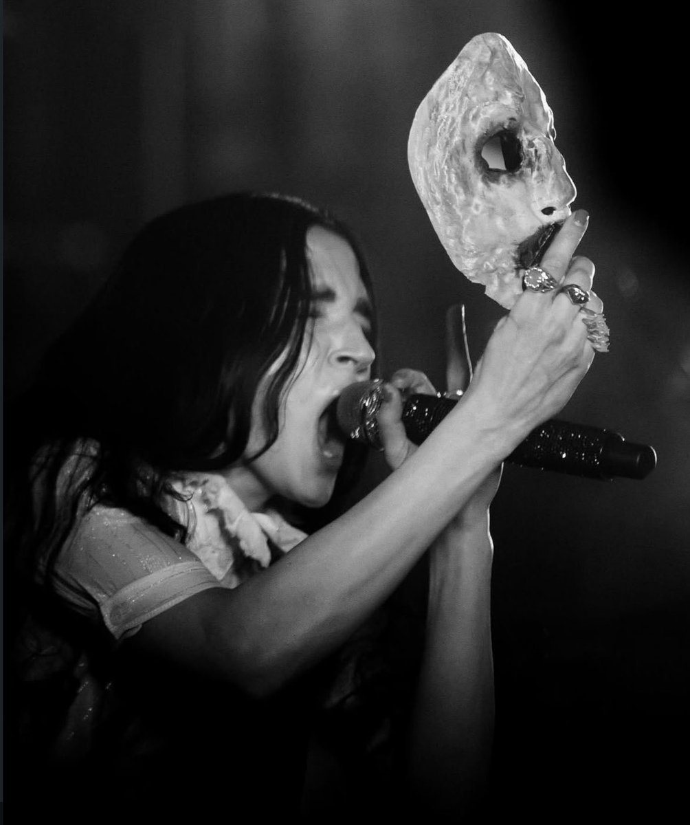 outofparadis's tweet image. the moon                                               the sun