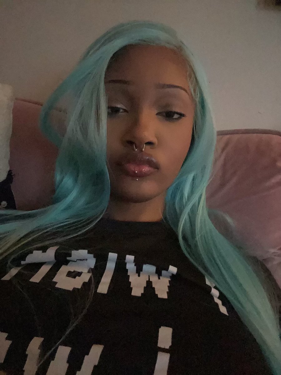 pleurencore's tweet image. i look so evil when i have straight hair lolz