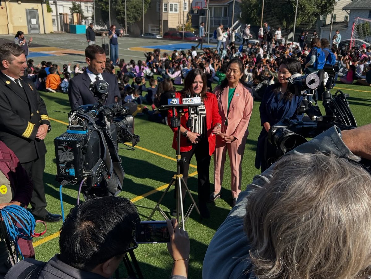 SFUnified's tweet photo. Drop, cover and hold! Today on the anniversary of the 1989 Loma Prieta earthquake we practiced what to do during an earthquake with our city partners at Guadalupe Elementary. https://t.co/ELFTFulyOd