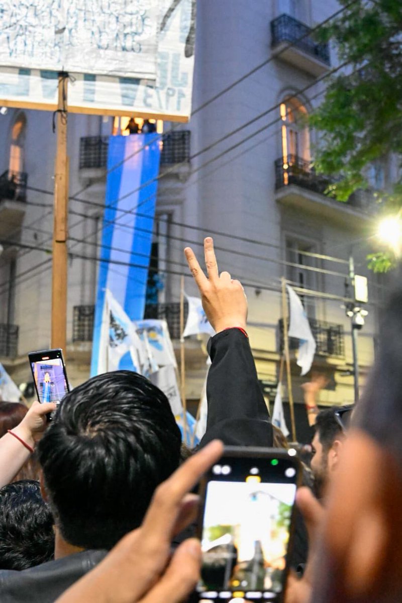 Nardini_Leo's tweet photo. Malvinas con Cristina en este Día de la Lealtad 🤍🇦🇷

Estuvimos con compañeras y compañeros acompañando a @CFKArgentina, reafirmando lo que siempre fuimos y lo que nunca vamos a dejar de ser.

Porque como dijo ella, “defender a Perón es defenderse a uno mismo”, y hoy más que nunca tenemos claro de qué lado estamos.

La Lealtad se demuestra en la calle, con convicción, con memoria y con esperanza.

Siempre con el pueblo, siempre con Cristina.

#DíaDeLaLealtad
#MalvinasVaPorMás