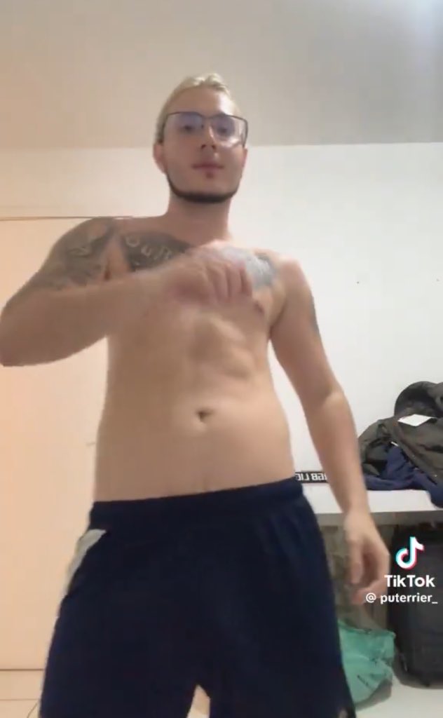 poponze's tweet photo. Puterrier sobre as críticas ao seu vídeo dançando que viralizou:

“Não vi nada demais no vídeo, foi apenas uma diversão. Esse povo tá muito hipócrita e conservador… Vou acabar postando logo um vídeo fudend* pra terminar com a graça.” https://t.co/dnhPjsrimY