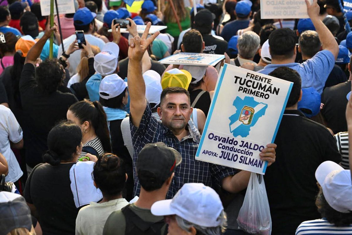 OsvaldoJaldo's tweet photo. ✌🏻 Fue una jornada de profunda emoción, donde la mística, la convicción y el compromiso volvieron a poner de pie a un movimiento que sigue más vivo que nunca, guiado por la memoria y la fuerza del pueblo.

🇦🇷 Hace 80 años el pueblo argentino salió a defender a su líder, y hoy el pueblo tucumano salió a defender a sus familias y a su provincia. En cada rostro, en cada aplauso y en cada mirada se sintió ese mismo orgullo, esa pertenencia y ese amor por la Patria que nos une y nos identifica.

🤝 Mientras otros no logran gobernar, en Tucumán pusimos la casa en orden. Tenemos más salud, más educación, más obras y más seguridad. Así se gobierna, con hechos, con compromiso y con cercanía hacia la gente. Porque sabemos que la verdadera lealtad se construye todos los días: escuchando, acompañando y defendiendo a cada tucumano y tucumana.

💬 Desde el Frente Tucumán Primero sostenemos que la lealtad no es solo una fecha, es una forma de vida. Es estar siempre del lado del pueblo, cuidando el trabajo, la educación y la esperanza de quienes confían en nosotros. Hoy Tucumán demostró, una vez más, que el peronismo está más vivo que nunca.

❤️ Agradezco de corazón a cada militante, a las familias, a los jóvenes, a los dirigentes, intendentes y comisionados comunales que colmaron Ranchillos con banderas, cánticos y emoción. Este día nos renueva la fuerza y nos confirma algo que sentimos en el alma: el peronismo no es solo historia, es presente y es futuro.

💪 Tucumán, una vez más, dio testimonio de unidad, de organización y de esperanza. Porque cuando el pueblo se une y el Estado acompaña, no hay obstáculo que pueda detener el sueño de una provincia más justa, más solidaria y más peronista.

💙 Viva Perón, viva Evita y viva Tucumán.