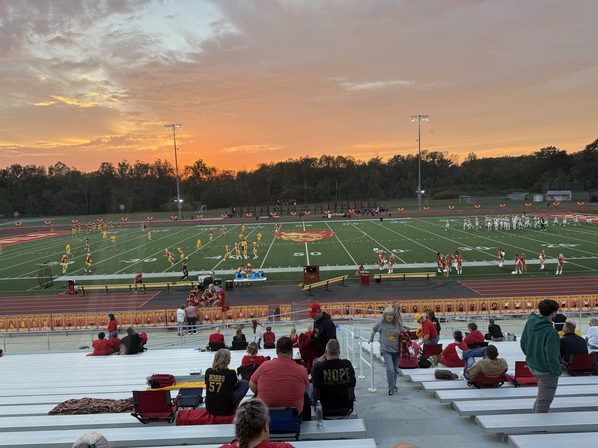 Senior Night and a conference title on the line tonight at the Doc!

🟥Murphysboro (4-3, 3-0)
🟧Carterville (7-0, 3-0)
📍Murphysboro, IL
🕖7pm kickoff
📻<a href="/WDBXFM/">WDBX-FM</a> 
📡WDBX.org
🎙️Matt Varney

<a href="/LenNovara/">MHS Red Devils</a> <a href="/RRSportsCentral/">River Radio Sports Central</a> <a href="/1035ESPN/">1035ESPN</a> <a href="/DBeard2310/">Derek Beard</a>