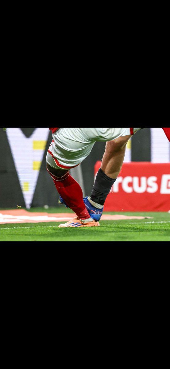 KevSauvage's tweet image. 🚨👀 Voici l&apos;état de la cheville de Rafiki Saïd suite au contact avec Zeno Van Den Bosch dans le rectangle pour lequel le @Standard_RSCL estime qu&apos;il devait recevoir un penalty.
🟨 À l&apos;arrivée, c&apos;est l&apos;ailier 🔴⚪️ qui a reçu une jaune et qui a été obligé de sortir suite à ce…