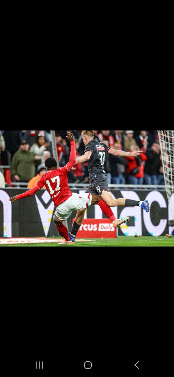 KevSauvage's tweet image. 🚨👀 Voici l&apos;état de la cheville de Rafiki Saïd suite au contact avec Zeno Van Den Bosch dans le rectangle pour lequel le @Standard_RSCL estime qu&apos;il devait recevoir un penalty.
🟨 À l&apos;arrivée, c&apos;est l&apos;ailier 🔴⚪️ qui a reçu une jaune et qui a été obligé de sortir suite à ce…