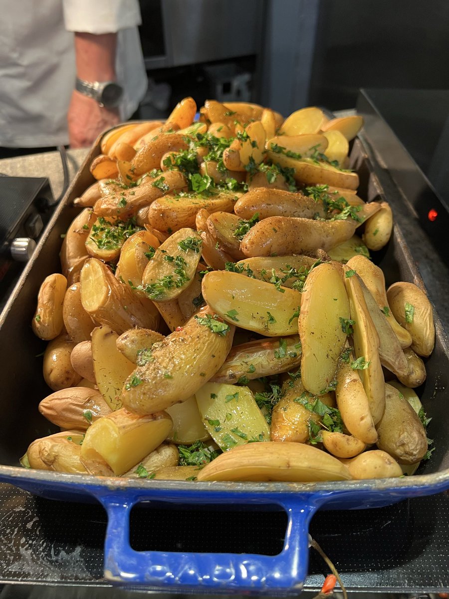 MelissasProduce's tweet image. NLCS Game 4 at @Dodgers Stadium. ⚾️💥

@Brewers are in town, and the energy is electric under the LA lights.

Fresh fruit, chile mango, and #CleanSnax on deck — fueling every inning the healthy way. 🌶️🍓🥜

#MelissasProduce #Dodgers #NLCS #ITFDB #PostseasonEats #HealthyOptions