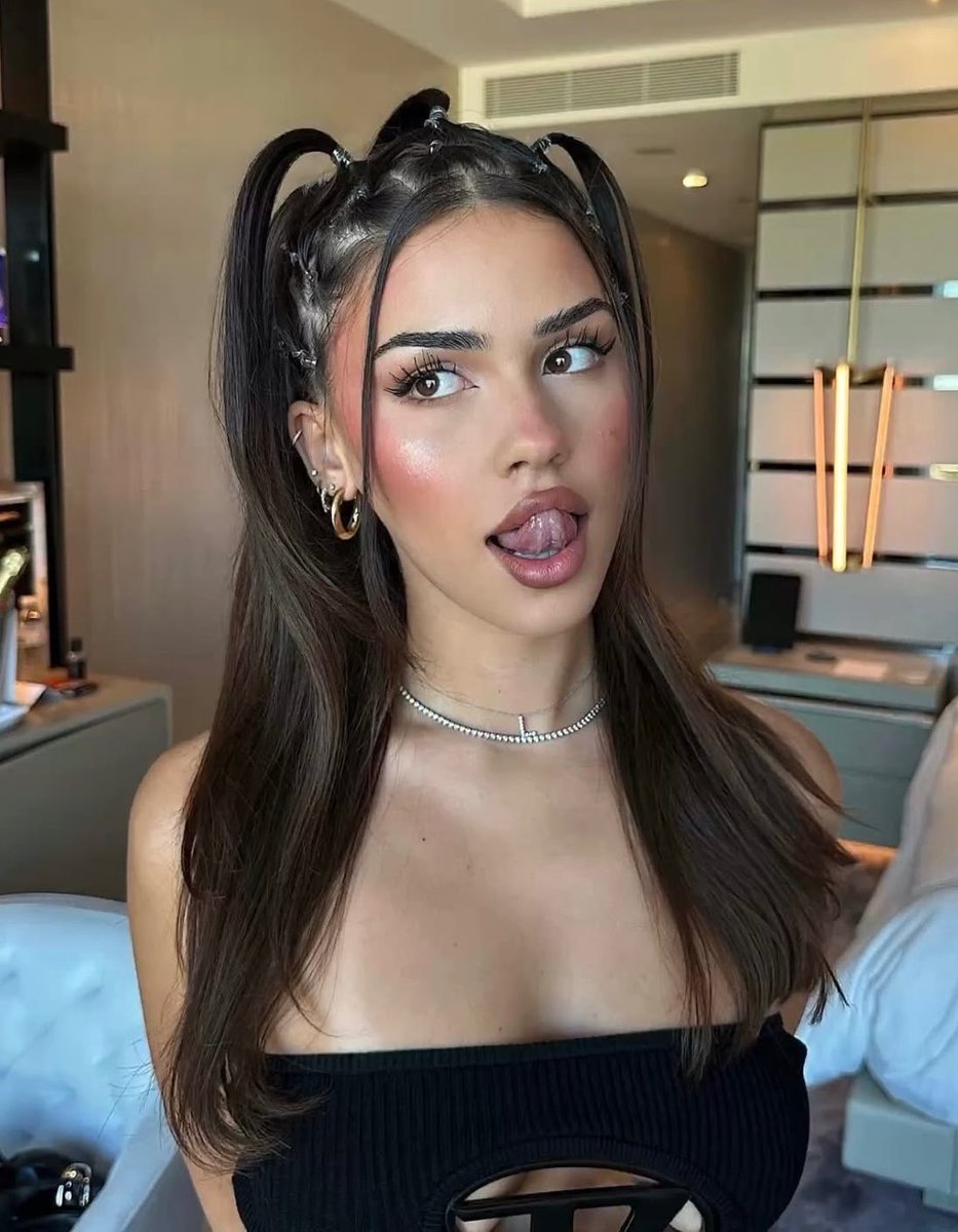 ELGFanPage's tweet photo. Lana Rhoades or Leah Halton ? https://t.co/ZdQ28BQvNo