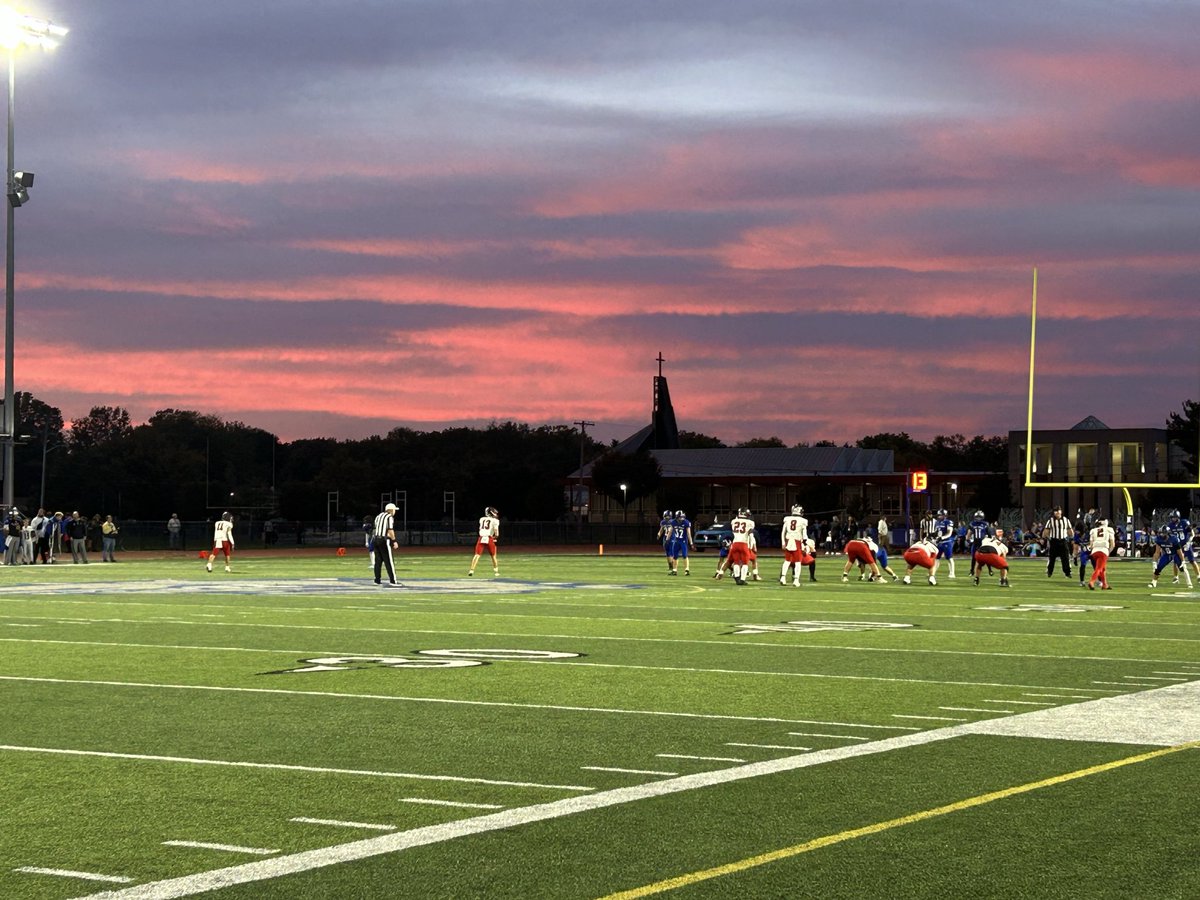 THSouthSports's tweet photo. Beautiful fall night for football https://t.co/qlzFDjAwnV